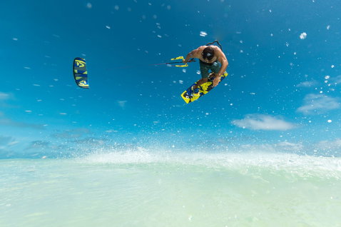 Duotone Dice SLS cerf-volant LEI en kitesurf dans un océan tropical aux eaux turquoise
