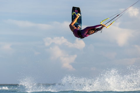 Duotone Dice SLS LEI kite lors du kitesurf sur une plage océanique