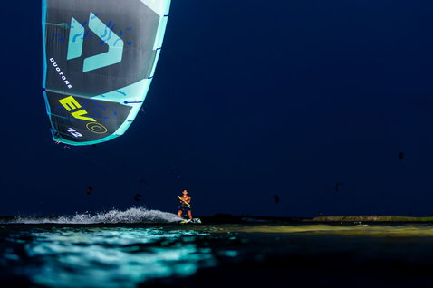Duotone Evo LEI Kite 12m beim Kitesurfen auf dem offenen Ozean