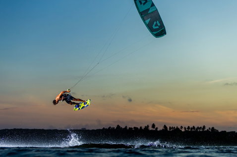 Duotone Evo LEI Kite beim Kitesurfen an einem tropischen Ozeanstrand