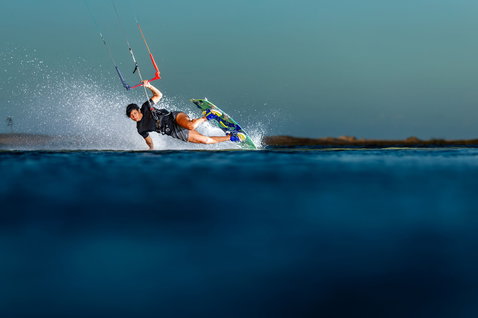 Duotone Evo LEI Kite beim Kitesurfen auf einer flachen Lagune mit entfernter Küste