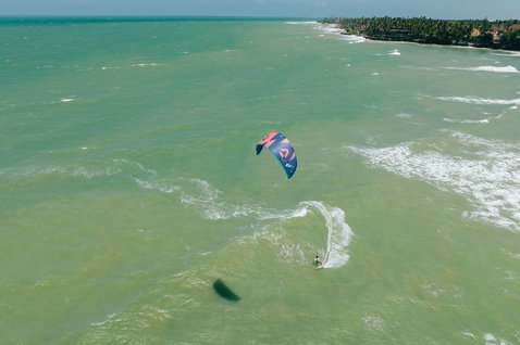 Duotone Evo LEI Kite beim Kitesurfen an einer tropischen Meeresküste