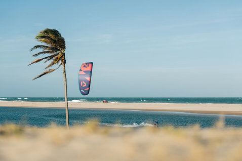 Duotone Evo 2024 LEI Kite beim Kitesurfen an tropischem Strand mit Meereslagune