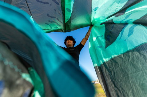 Duotone Evo LEI Kite beim Kitesurfen am Strand