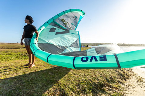 Duotone Evo 2024 LEI Kite beim Kitesurfen an der Küstenlagune