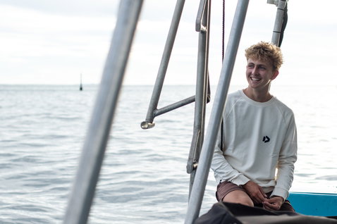 Suéter lifestyle usado em descanso num barco no oceano aberto