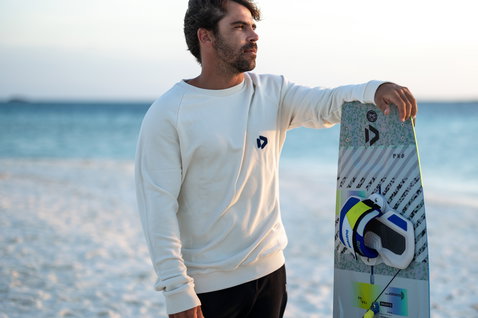 Moletom Duotone Concept Blue em off-white em pose na praia