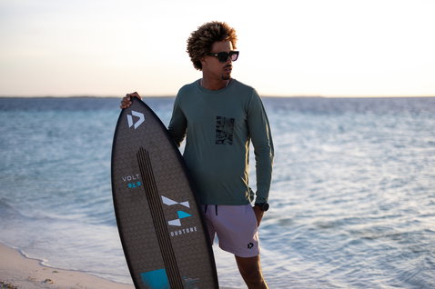 Duotone Kiteboarding Tee Team LS Concept Blue camiseta manga larga unisex durante el kitesurf en la playa