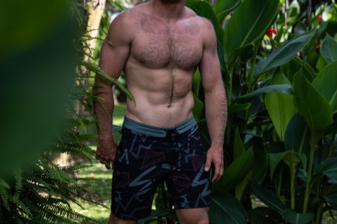 Duotone Apparel Boardshorts DT 19inch homme en bleu marine foncé à motif graphique dans un jardin tropical