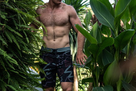 Duotone Boardshorts DT 19inch homme en pose dans un jardin tropical