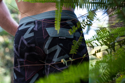 Duotone Boardshorts DT 19inch boardshorts portés dans une forêt avec une végétation verte luxuriante