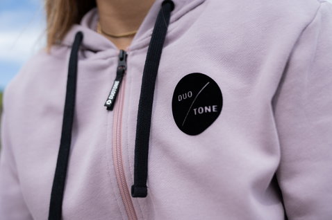 Duotone Apparel Hoody Team Zip sweat zippé femme en rose lavande clair avec détails noirs