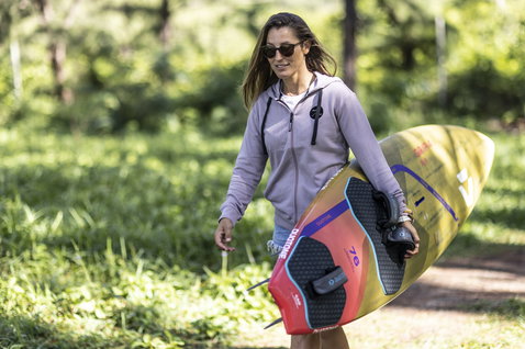 Duotone Apparel Hoody Team Zip sweat zippé femme en balade sur un sentier forestier