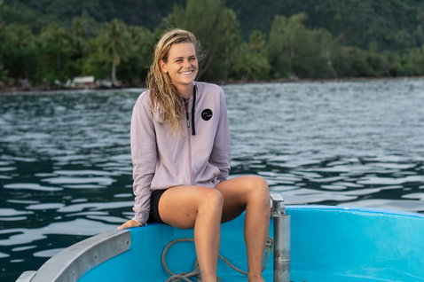 Duotone Apparel Hoody Team Zip sweat zippé femme lors d'un moment de détente dans un bateau sur l'océan en lavande