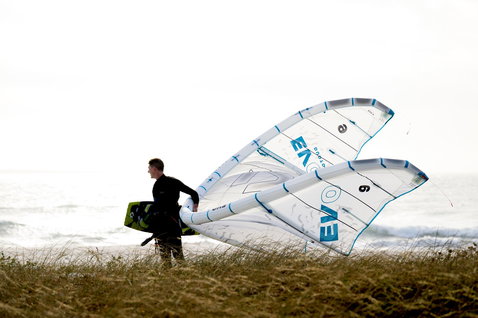 Duotone Evo Concept Blue LEI Kite 6m beim Kitesurfen am Meer