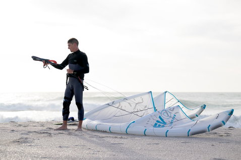 Duotone Evo Concept Blue LEI Kite beim Kitesurfen am Ozeanstrand