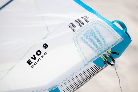 Duotone Evo Concept Blue LEI Kite 9m² in weiß mit petrol, cyan und dunkelblau