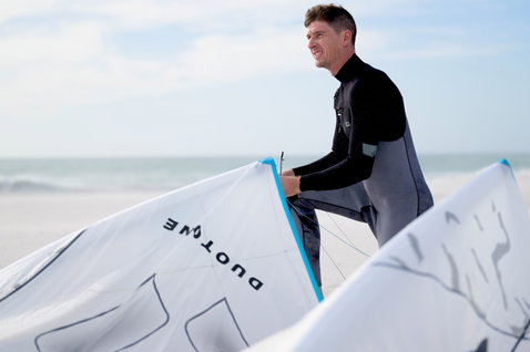 Duotone Evo Concept Blue LEI Kite beim Kitesurfen am Ozeanstrand
