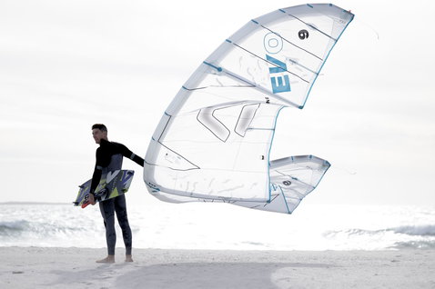 Duotone Evo Concept Blue LEI Kite beim Kitesurfen am Strand am Meer