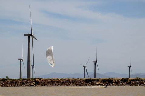 Duotone Evo Concept Blue LEI Kite beim Kitesurfen auf einer Flachwasser-Lagune