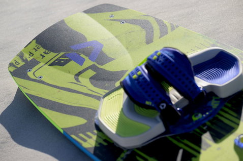 Duotone Gonzales Twin-Tip Kiteboard beim Kitesurfen am Strand