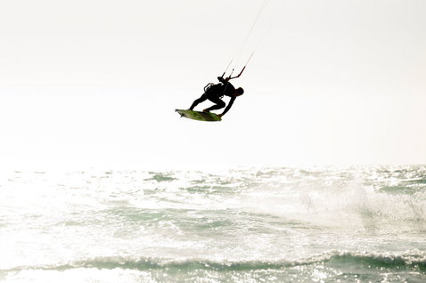 Duotone Gonzales Twin-Tip Kiteboard beim Kitesurfen am Meer