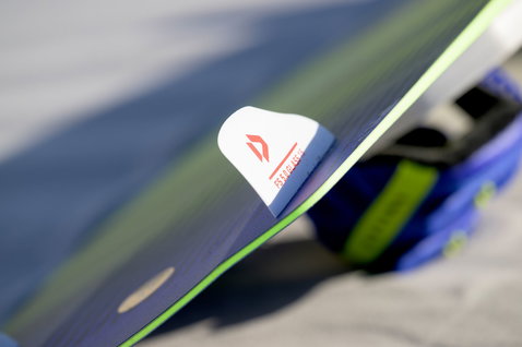Duotone Gonzales Twin-Tip Kiteboard in dunkelgrau mit neongrünen und blauen Details