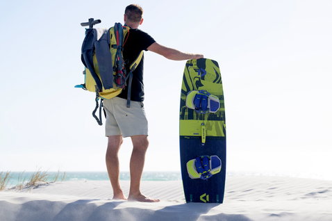 Duotone Gonzales Twin-Tip Kiteboard am Ozeanstrand mit Sanddünen