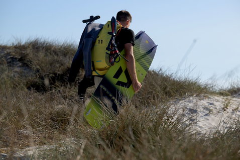 Duotone Gonzales Twin-Tip Kiteboard beim Kitesurfen an Küstensanddünen