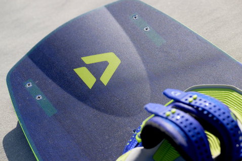 Duotone Gonzales 2024 Twin-Tip Kiteboard in dunkelmarineblau mit limettegrün