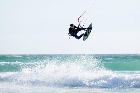 Duotone Gonzales 2024 Twin-Tip Kiteboard beim Kitesurfen am Ozeanstrand