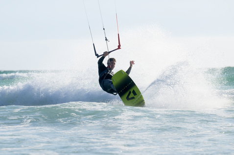 Duotone Gonzales Twin-Tip Kiteboard beim Kitesurfen am Strand