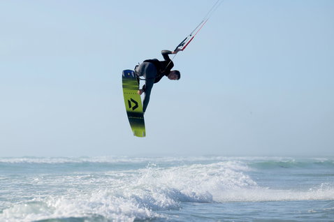 Duotone Gonzales Twin-Tip Kiteboard beim Kitesurfen am Strand am Meer