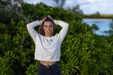 Duotone Apparel Sweater Draft sweat femme porté en posant sur la côte près de l'eau