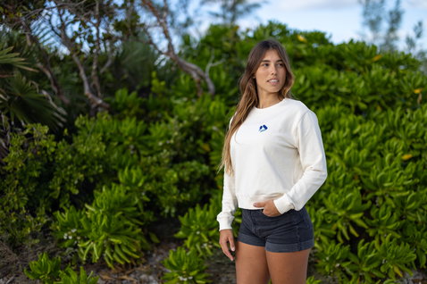 Duotone Apparel Sweater Draft undyed women en blanc naturel dans un cadre côtier tropical