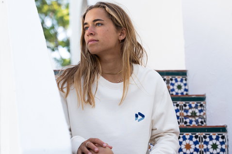 Duotone Apparel Sweater Draft undyed women en blanc naturel dans un cadre méditerranéen extérieur