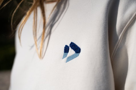 Duotone Apparel Sweater Draft undyed women en off-white avec logo brodé bleu marine et bleu clair
