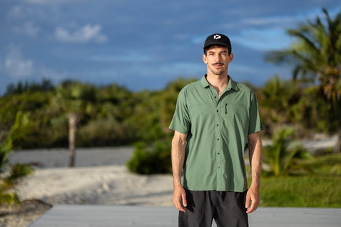 Duotone Apparel Shirt Wave SS Unisex Kurzarmhemd in salbeigrün mit schwarz und anthrazitgrau am Strand