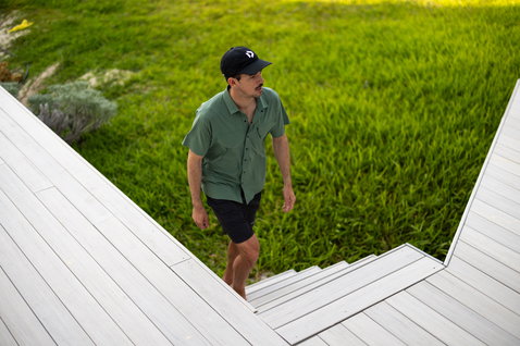 Duotone Apparel Wave SS Kurzarmhemd unisex beim Spaziergang im Garten