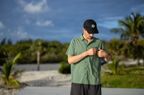 Duotone Apparel Shirt Wave SS Unisex Kurzarmhemd in olivgrün am Strand mit Palmen