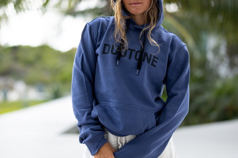 Duotone Apparel Hoody Logo unisex en bleu ardoise, porté dans un resort tropical avec des palmiers