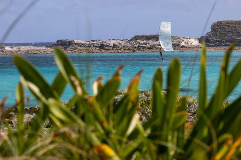 Duotone Evo Concept Blue LEI Kite beim Kitesurfen in einer tropischen Küstenlagune