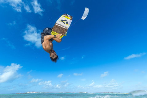 Duotone Evo Concept Blue LEI Kite beim Kitesurfen am Meeresstrand