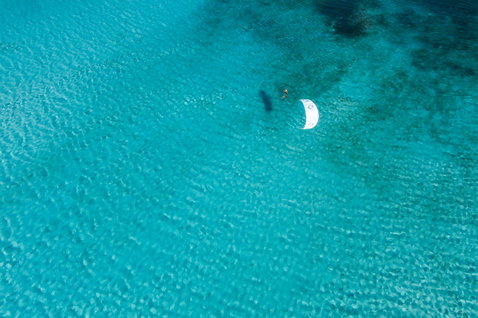 Duotone Evo Concept Blue LEI Kite beim Kitesurfen im türkisblauen Flachwasser
