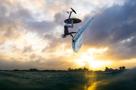 Duotone_Wing_Foiling_Slick-Concept-Blue_Action-Shots_4