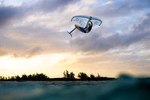 Duotone_Wing_Foiling_Slick-Concept-Blue_Action-Shots_10