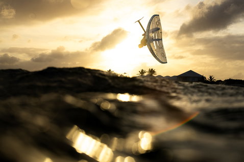 Duotone_Wing_Foiling_Slick-Concept-Blue_Action-Shots_7