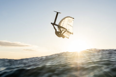 Duotone_Wing_Foiling_Slick-Concept-Blue_Action-Shots_2