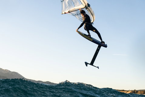 Duotone_Wing_Foiling_Slick-Concept-Blue_Action-Shots_11