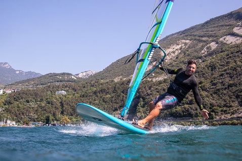 Duotone Eagle One Windsurf-Board beim Freeride-Windsurfen auf einem Bergsee